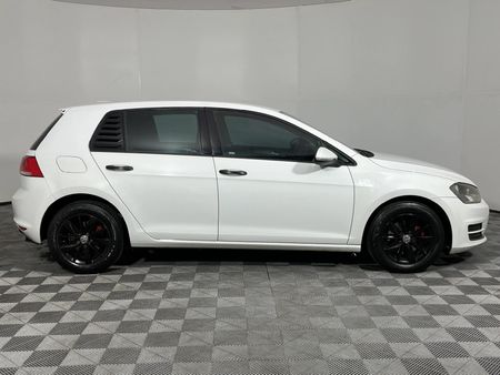 2014-Volkswagen-Golf-VII-12-TSI-Trendline_15