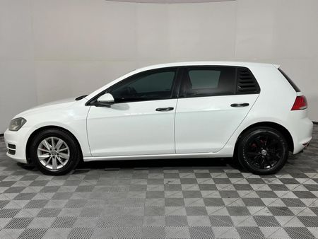 2014-Volkswagen-Golf-VII-12-TSI-Trendline_17