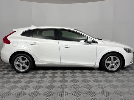 2015-Volvo-V40-T4-Elite-Auto_17