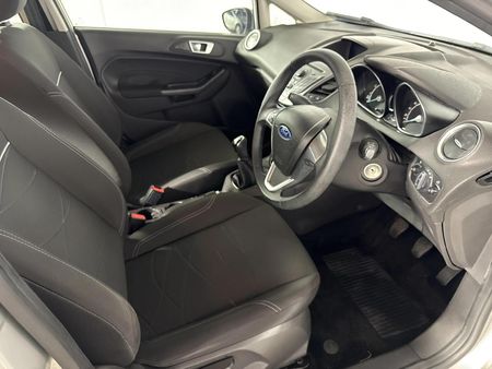 2014-Ford-Fiesta-14-Trend-5-dr_9
