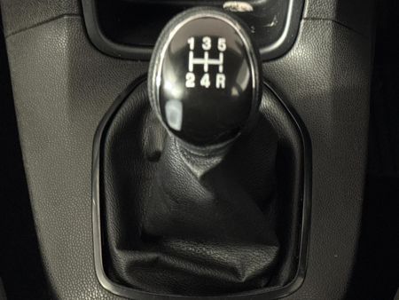 2014-Ford-Fiesta-14-Trend-5-dr_10