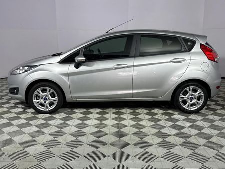 2014-Ford-Fiesta-14-Trend-5-dr_18