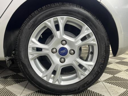 2014-Ford-Fiesta-14-Trend-5-dr_6