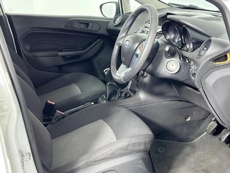 2014-Ford-Fiesta-14-Ambiente-5-dr_9