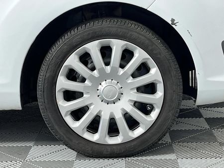 2014-Ford-Fiesta-14-Ambiente-5-dr_5