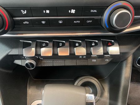 2026-Peugeot-Landtrek-19D-Allure-Double-Cab-Auto_17
