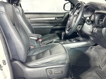 2023-Toyota-Hilux-28-GD-6-Raised-Body-Legend-4x4-Auto-Extended-Cab_7