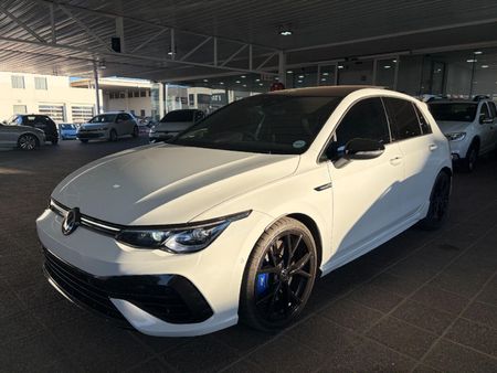 2025-Volkswagen-Golf-8-20-TSI-R-DSG_2