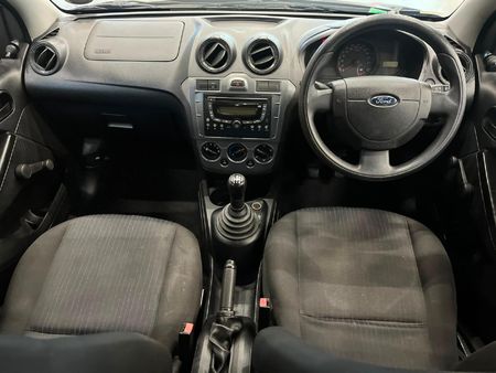 2012-Ford-Figo-14-TDCi-Ambiente_11
