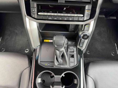 2026-Toyota-Land-Cruiser-300-V6-33D-GX-R_13