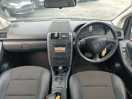 2011-Mercedes-Benz-A-Class-A-180-CDI-Elegance-Auto_9
