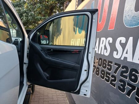 2022-Isuzu-D-Max-250-HO-X-Rider-Auto-Extended-Cab_10