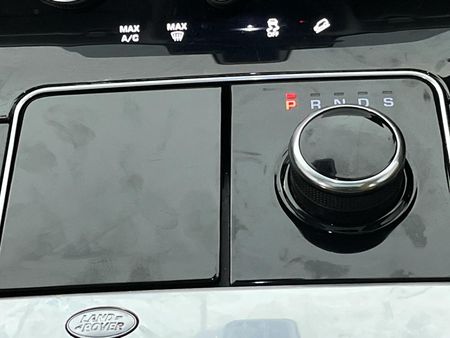 2019-Land-Rover-Range-Rover-Velar-30-D-SE-D300_9