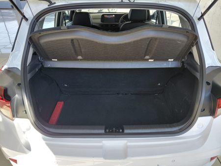 2026-Hyundai-Grand-i10-10-Fluid_9