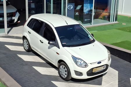 2014-Ford-Figo-14-Ambiente_0