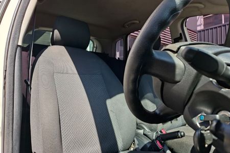 2014-Ford-Figo-14-Ambiente_9