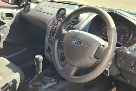 2014-Ford-Figo-14-Ambiente_10