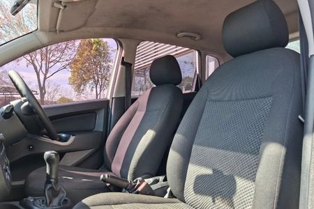 2014-Ford-Figo-14-Ambiente_12