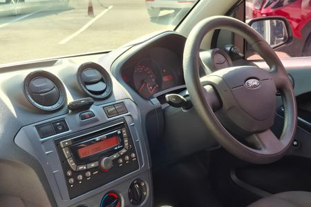 2014-Ford-Figo-14-Ambiente_13