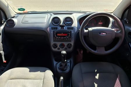 2014-Ford-Figo-14-Ambiente_14