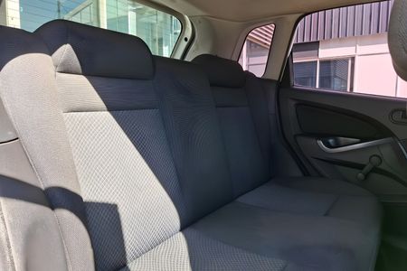 2014-Ford-Figo-14-Ambiente_15