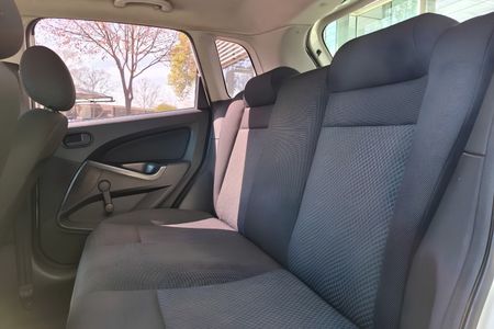 2014-Ford-Figo-14-Ambiente_16