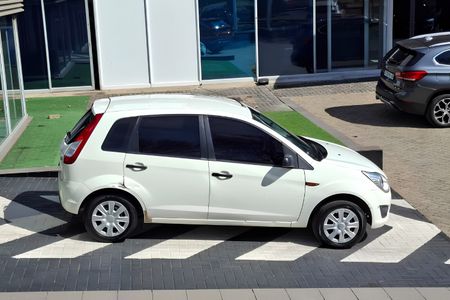 2014-Ford-Figo-14-Ambiente_1