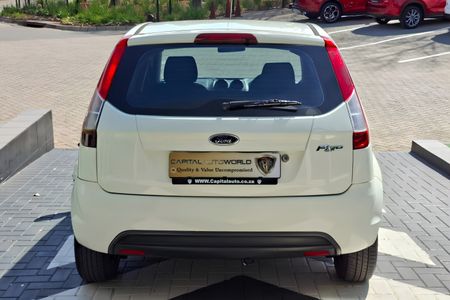 2014-Ford-Figo-14-Ambiente_3