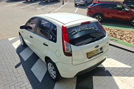 2014-Ford-Figo-14-Ambiente_4