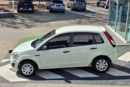 2014-Ford-Figo-14-Ambiente_5