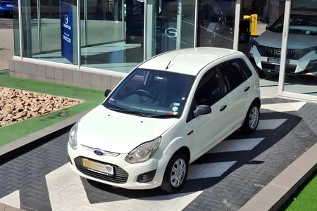 2014-Ford-Figo-14-Ambiente_6