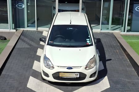 2014-Ford-Figo-14-Ambiente_7