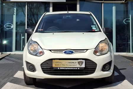 2014-Ford-Figo-14-Ambiente_8