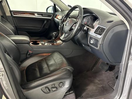 2013-Volkswagen-Touareg-30-V6-TDI-Auto-Bluemotion-180kW_8