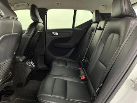 2021-Volvo-XC40-T3-Momentum-Auto_3