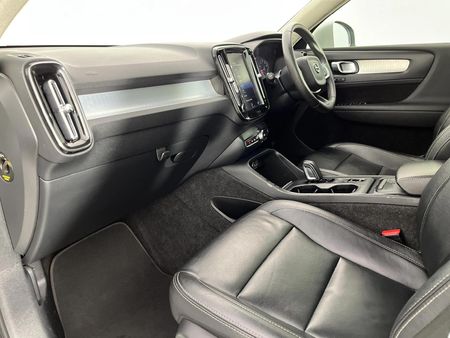 2021-Volvo-XC40-T3-Momentum-Auto_8
