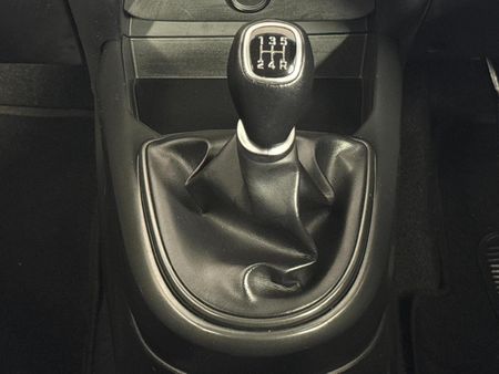 2022-Hyundai-Grand-i10-10-Fluid_10