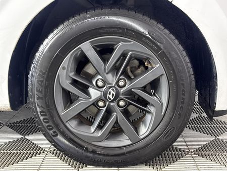 2022-Hyundai-Grand-i10-10-Fluid_5