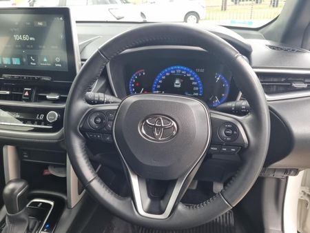 2025-Toyota-Corolla-Cross-18-XS_17