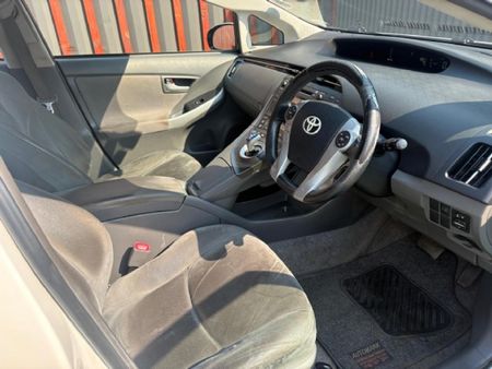 2010-Toyota-Prius-18-Advanced-5-dr_11