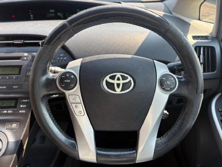 2010-Toyota-Prius-18-Advanced-5-dr_12