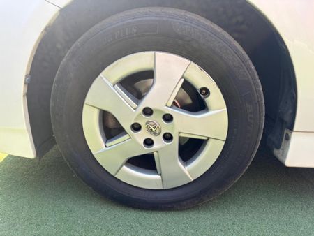 2010-Toyota-Prius-18-Advanced-5-dr_17