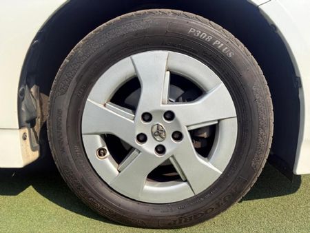 2010-Toyota-Prius-18-Advanced-5-dr_18
