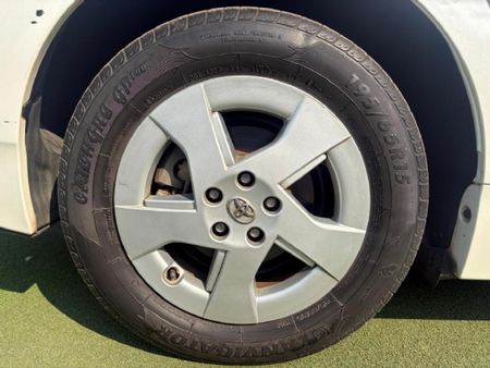 2010-Toyota-Prius-18-Advanced-5-dr_19