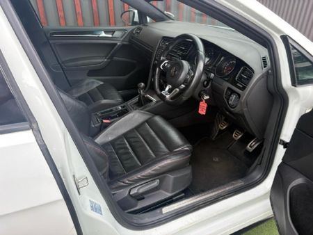 2015-Volkswagen-Golf-VII-GTI-20-TSI_10