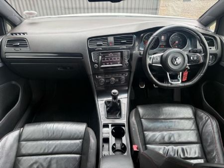 2015-Volkswagen-Golf-VII-GTI-20-TSI_11