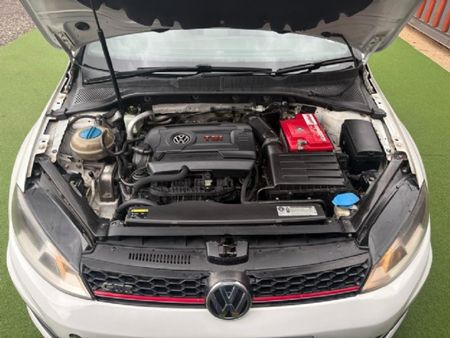 2015-Volkswagen-Golf-VII-GTI-20-TSI_13