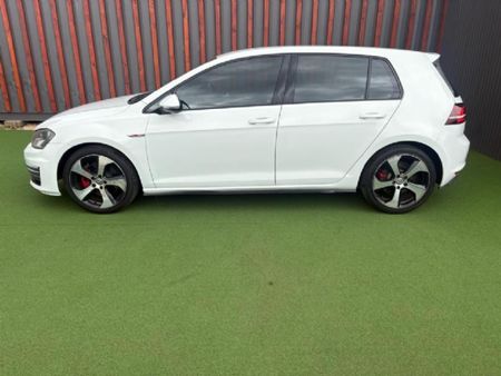 2015-Volkswagen-Golf-VII-GTI-20-TSI_3
