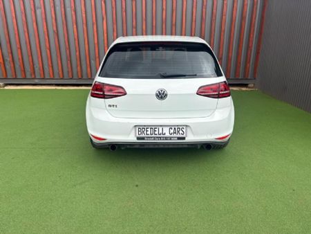2015-Volkswagen-Golf-VII-GTI-20-TSI_5