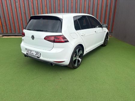 2015-Volkswagen-Golf-VII-GTI-20-TSI_6